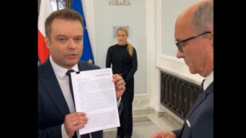 Posłowie PiS wręczyli Czarzastemu ankietę bezpieczeństwa