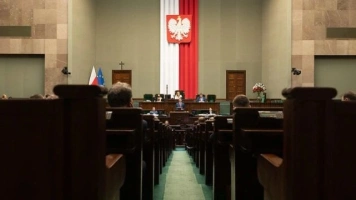 Sondaż: KO traci. Razem, PSL i Polska 2050 poniżej progu