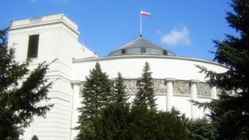 Najnowszy Sondaż: KO traci, PiS zmniejsza dystans