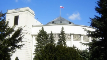 Nowy sondaż. PiS wyraźnie w górę, KO dalej w dół, Konfederacja w dół