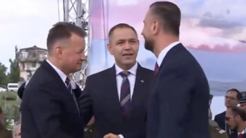 Kosiniak-Kamysz gratuluje Błaszczakowi. Wymowna scena w Łasku