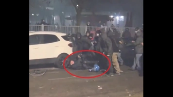 Brutalne sceny w Turynie. Atak migrantów na włoskich policjantów [Wideo]