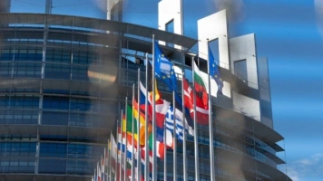 Młodzi Polacy i Francuzi najmniej „europejscy”? Nowy raport pokazuje dystans wobec integracji UE