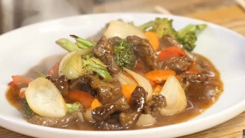 Ogień z Syczuanu na talerzu: aromatyczna wołowina stir-fry z papryczkami i pieprzem syczuańskim