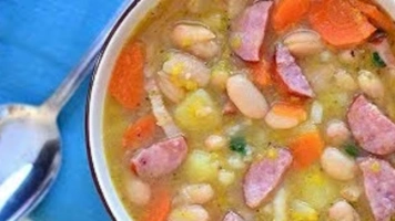 Kuchnia mojej mamy: Fasolowa na dobrej kiełbasie i wędzonym boczku