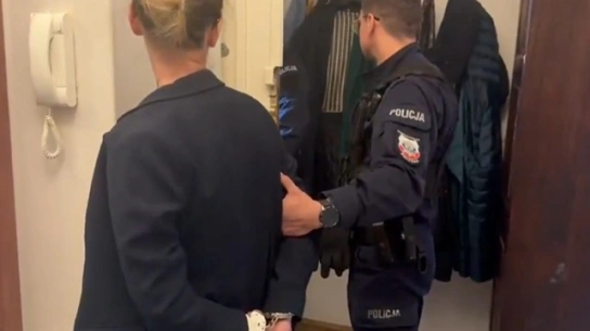 „Bez nakazu” Policja wtargnęła do domu T. Sakiewicza i skuła jego asystentkę