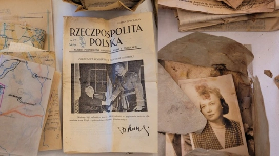 Sensacyjne odkrycie na Saskiej Kępie – dokumenty AK pod podłogą