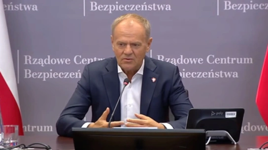 Siłowe wejście do rodzinnego domu prezydenta. Premier mówi o „głupich dowcipach”