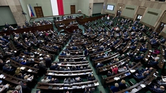 Sondaż: PiS w górę, KO w dół. Kto jeszcze w Sejmie?