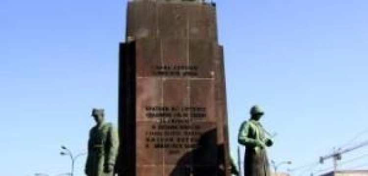 Warszawiacy chcą powrotu pomnika "czterech śpiących". Czy to nostalgia za zbrodniczą ideologią?