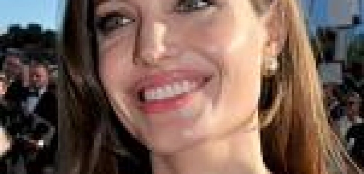 Piecha krytykuje Jolie za usunięcie piersi, a ks. Oko jej broni