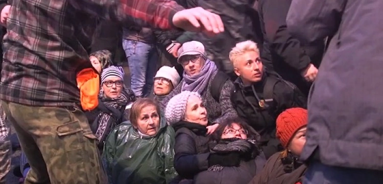 Miały „zastąpić” Marsz Niepodległości - "14 kobiet z mostu" odwołuje swój heppening na Moście Poniatowskim