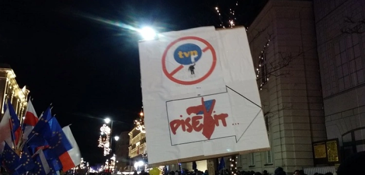 [Fotorelacja, Wideo] Demonstracja TVN. „Je..nie PiS-u niezbędną potrzebą życiową”