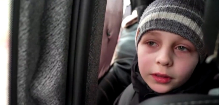 [WIDEO] Niezwykle poruszająca opowieść ukraińskiego chłopca uciekającego przed rosyjskim atakiem. "Tatę zostawiliśmy w Kijowie"…