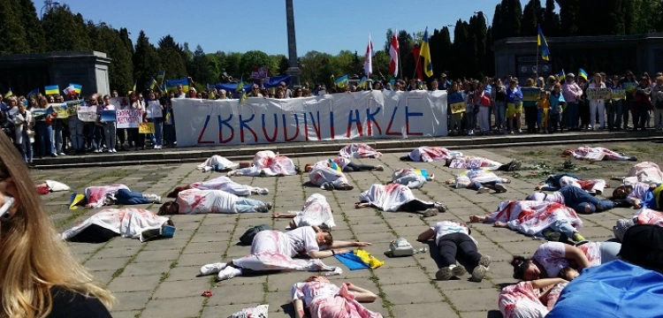 [Wideo. Foto] Bodakowski: Ukrainki przepędziły kacapów. Ekscesy na cmentarzu okupanta w Warszawie