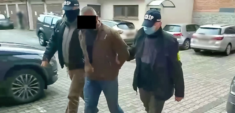 Cela plus: Trzy osoby w rękach policji. Miały torturować świadka, by zmienił zeznania