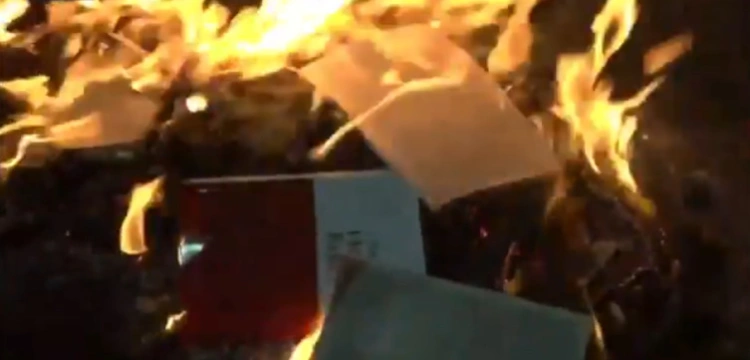 USA: Lewaccy bojówkarze palą Biblię