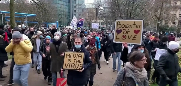 Niemcy. "Szczepienia czynią wolnym" – tym razem na transparentach w Norymberdze