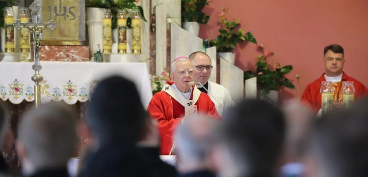Abp Jędraszewski do bierzmowanych: Jeśli Chrystus będzie na pierwszym miejscu, to wszystko będzie na właściwym miejscu