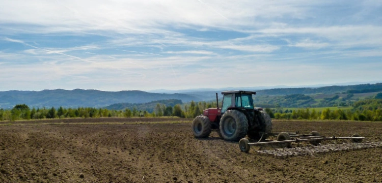,,Ziemia nie może czekać, ludzi trzeba karmić’’. Ukraińscy rolnicy pracują pod ostrzałem 