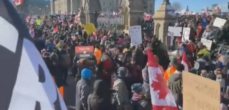 Kanada: ogromna demonstracja przeciw obostrzeniom. Premier opuścił dom