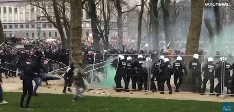 [Wideo] Belgia: Starcia z policją w proteście przeciwko obostrzeniom. Ok. 50 tys. ludzi wyszło na ulice