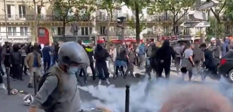 [Wideo] Francja. Ogromne protesty w wielu miastach przeciwko decyzjom Macrona ws. certyfikatów sanitarnych i obowiązkowych szczepień
