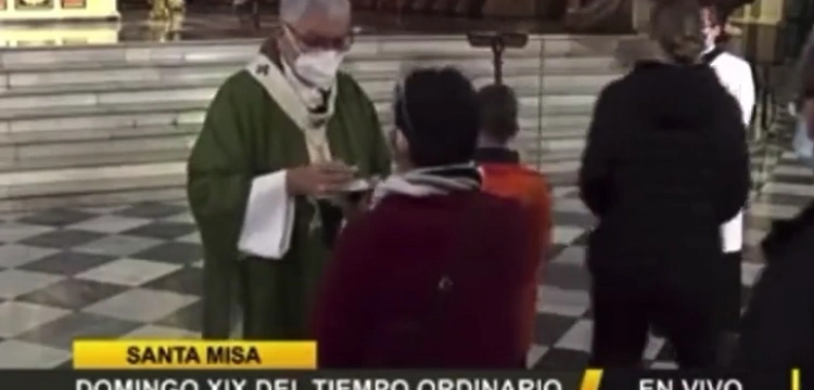 [Wideo] Peruwiański arcybiskup nie udziela Komunii św. do ust