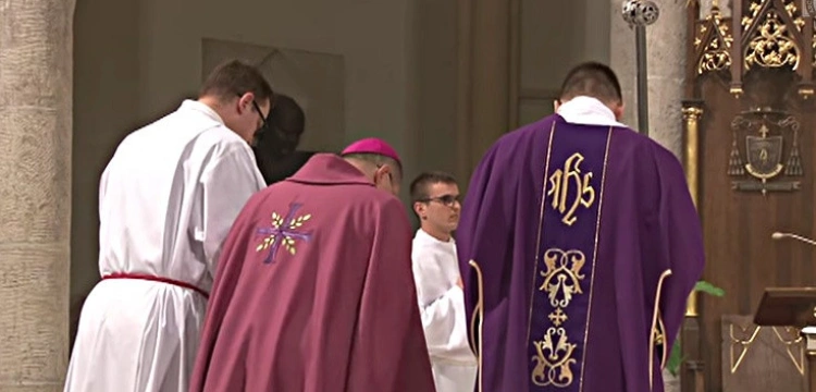 Dlaczego kapłan zakłada dziś różowe szaty?