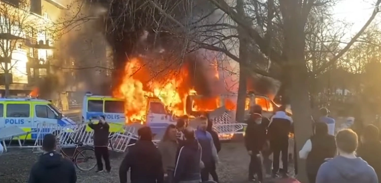 Szwecja stanęła w ogniu. Imigranci atakują policję