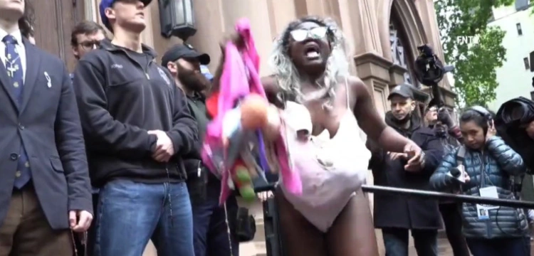 Obrzydliwy happening aborcjonistów przed nowojorską katedrą 