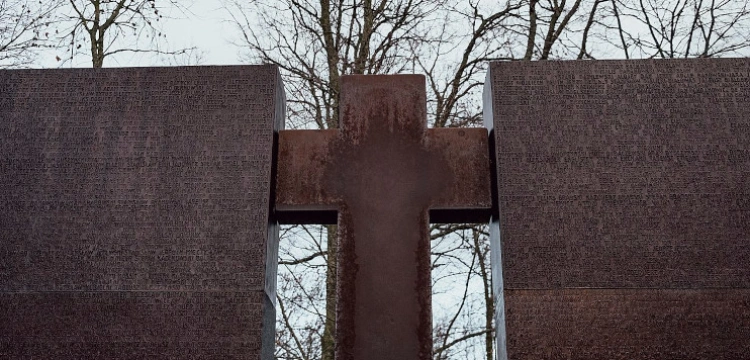 Rosjanie zrzucili bombę na cmentarz w Charkowie. Spoczywają tam ofiary zbrodni katyńskiej