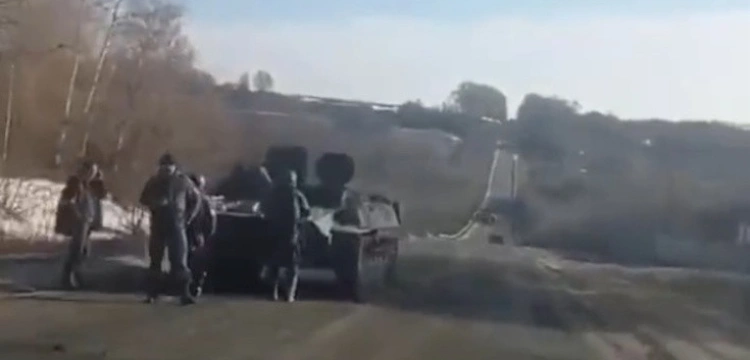 Rosyjska zbrojeniówka stoi z powodu braku części. Armia rekwiruje traktory, by uzupełnić braki...