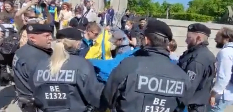 Berlińska policja zwija flagę Ukrainy. ,,Bild’’: Chwile wstydu