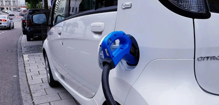 Baterie z elektrycznych samochodów zalewają świat 