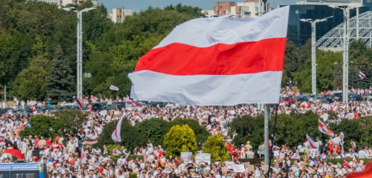 Polacy zgodni: Trzeba wspierać demokratyczne dążenia Białorusinów