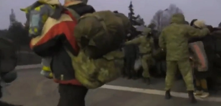 [Wideo] Cichanouska publikuje nagranie jak białoruscy funkcjonariusze obchodzą się z migrantami