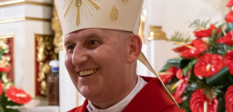 Bp Suchodolski o kryzysie wiary u młodych: Potrzebujemy nie parafii-urzędu, lecz parafii-domu