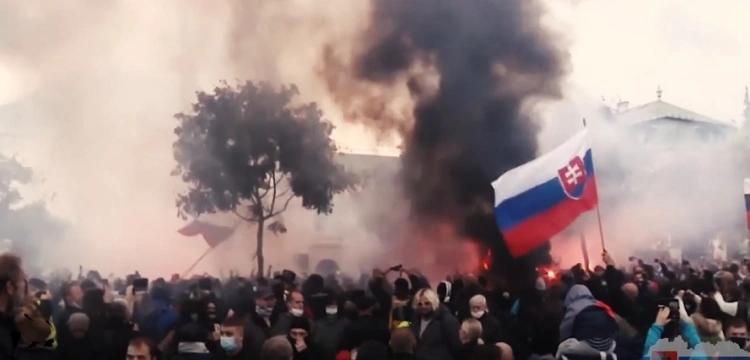 [Wideo] Słowacja. Policja użyła gazu łzawiącego i armatek wodnych przeciwko demonstrantom anty-covid