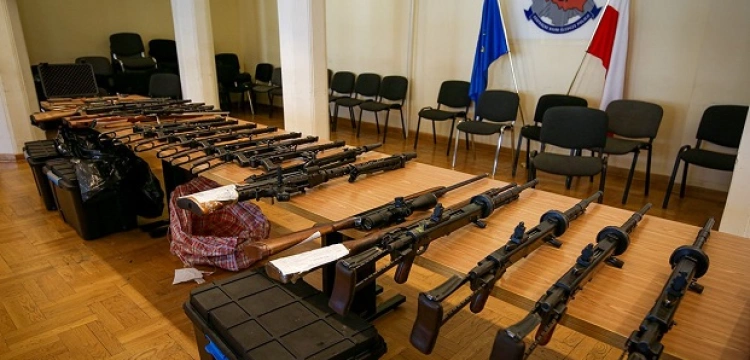 [Wideo] Cela plus! Nielegalna produkcja uzbrojenia. CBŚP przejęło broń, granaty i amunicję