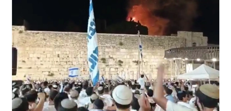[Wideo] Napięcie w Izraelu sięga zenitu? Płonie meczet Al Aksa, a Żydzi śpiewają i tańczą