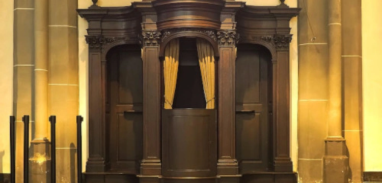 Spowiedź znów w konfesjonałach a woda święcona wraca do kropielnic