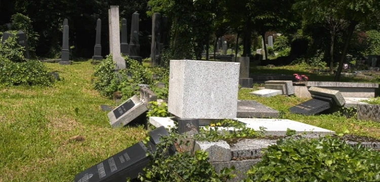 Sprawcy dewastacji cmentarza żydowskiego w Bielsku-Białej zatrzymani – wszyscy są nieletni