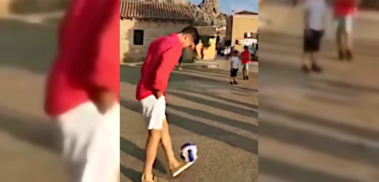 Tak spełniają się marzenia! Lewandowski spotyka grupę chłopców na ulicy i… gra z nimi w piłkę 