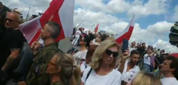 Marsz antycovidowców w Katowicach. Tysiące osób na ulicach