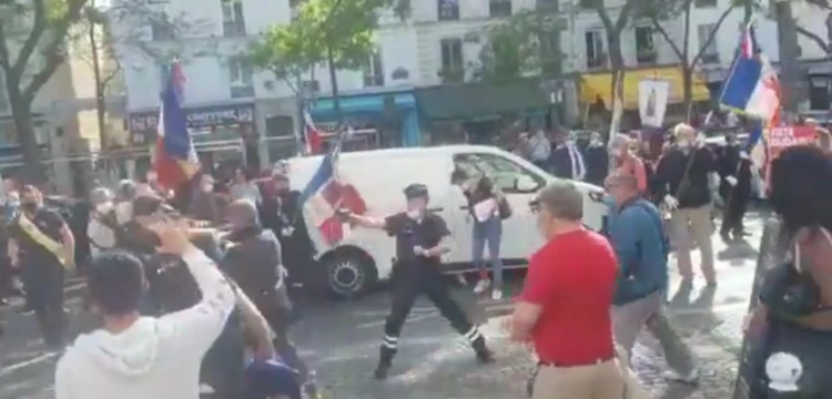 Przerażające obrazki z Paryża. Antifa brutalnie zaatakowała modlących się ludzi 