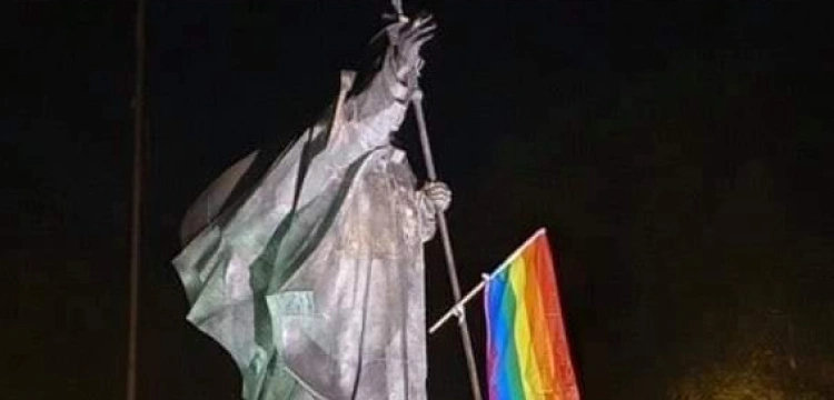 Kolejny atak aktywistów LGBT. Tym razem celem m.in. szczeciński pomnik JPII