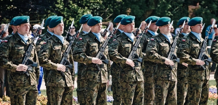 Sondaż. Większość Polaków chce udziału Polski w międzynarodowej misji wojskowej na Ukrainie