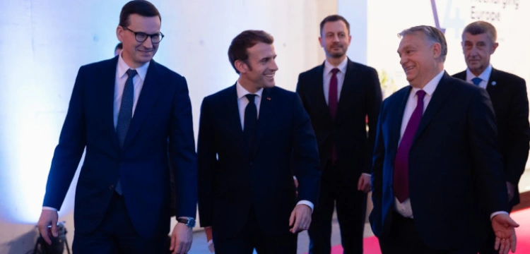 Szczyt V4. Macron: Musimy wzmocnić obronę naszych granic 