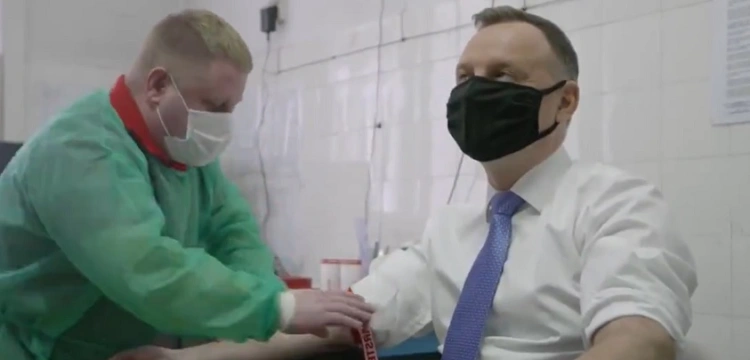 Prezydent Duda oddał osocze. Jest ozdrowieńcem [Wideo]